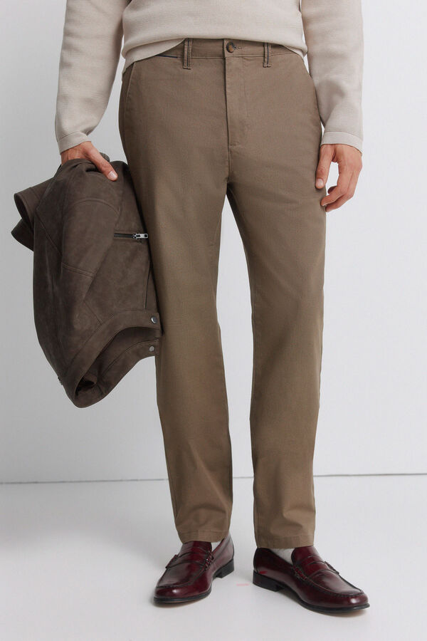 Springfield Pantal&oacute;n chino microestampado slim fit caf&eacute;
