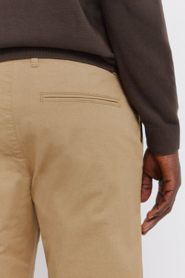 Springfield Pantal&oacute;n microestampado slim fit beige