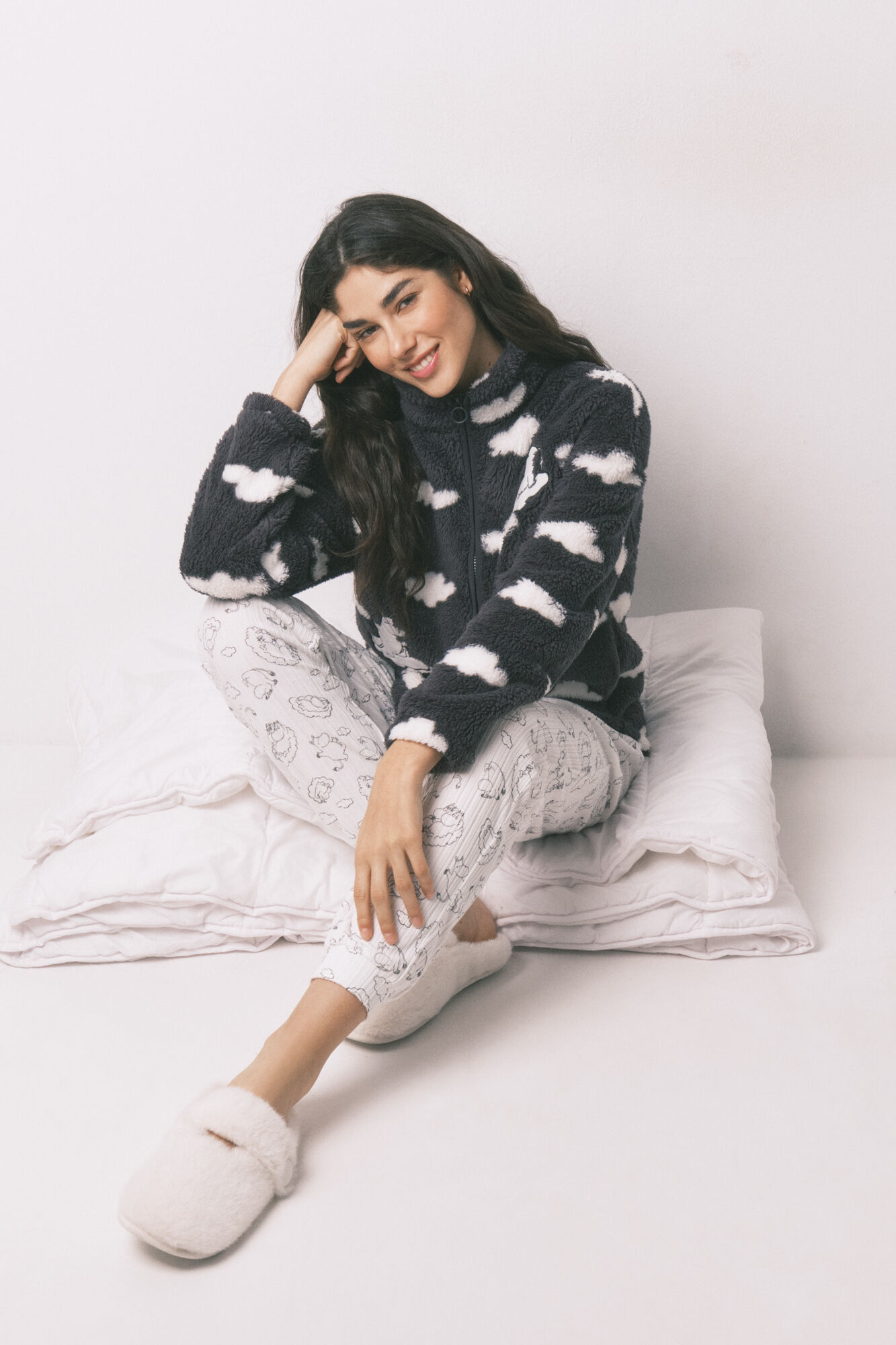 Women'secret Bata corta de polar con estampado de nubes gris Moomin