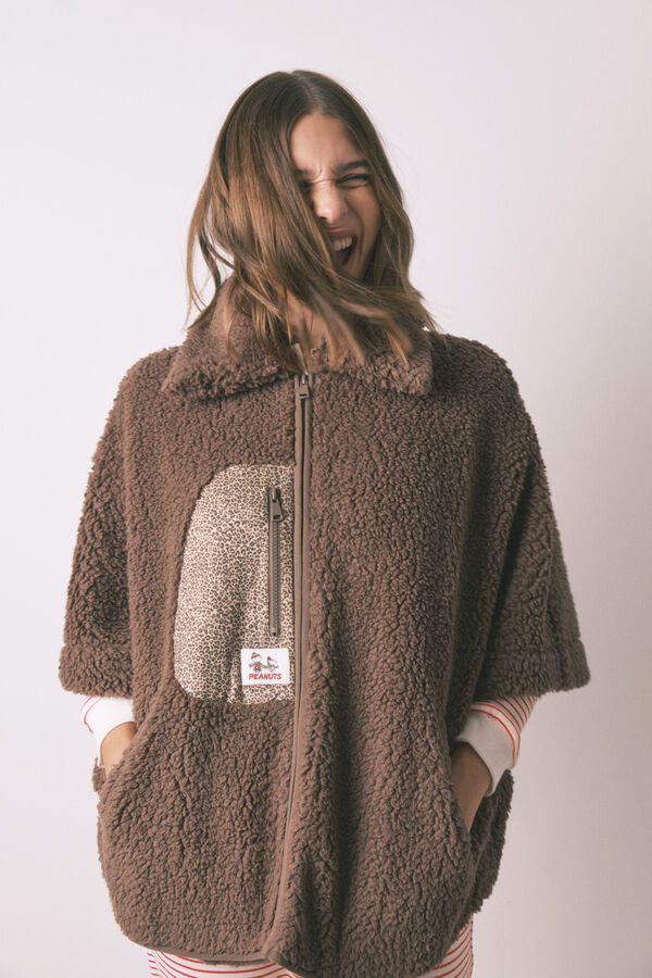 Women'secret Bata short tipo poncho de borrego de Snoopy marr&oacute;n caf&eacute;