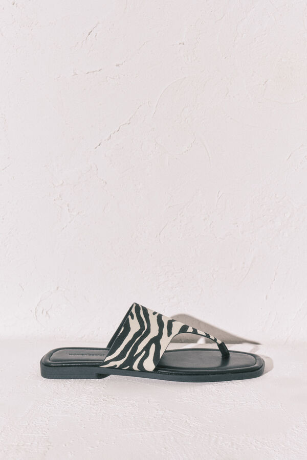 Women'secret Sandalias planas de dedo con estampado de cebra negro
