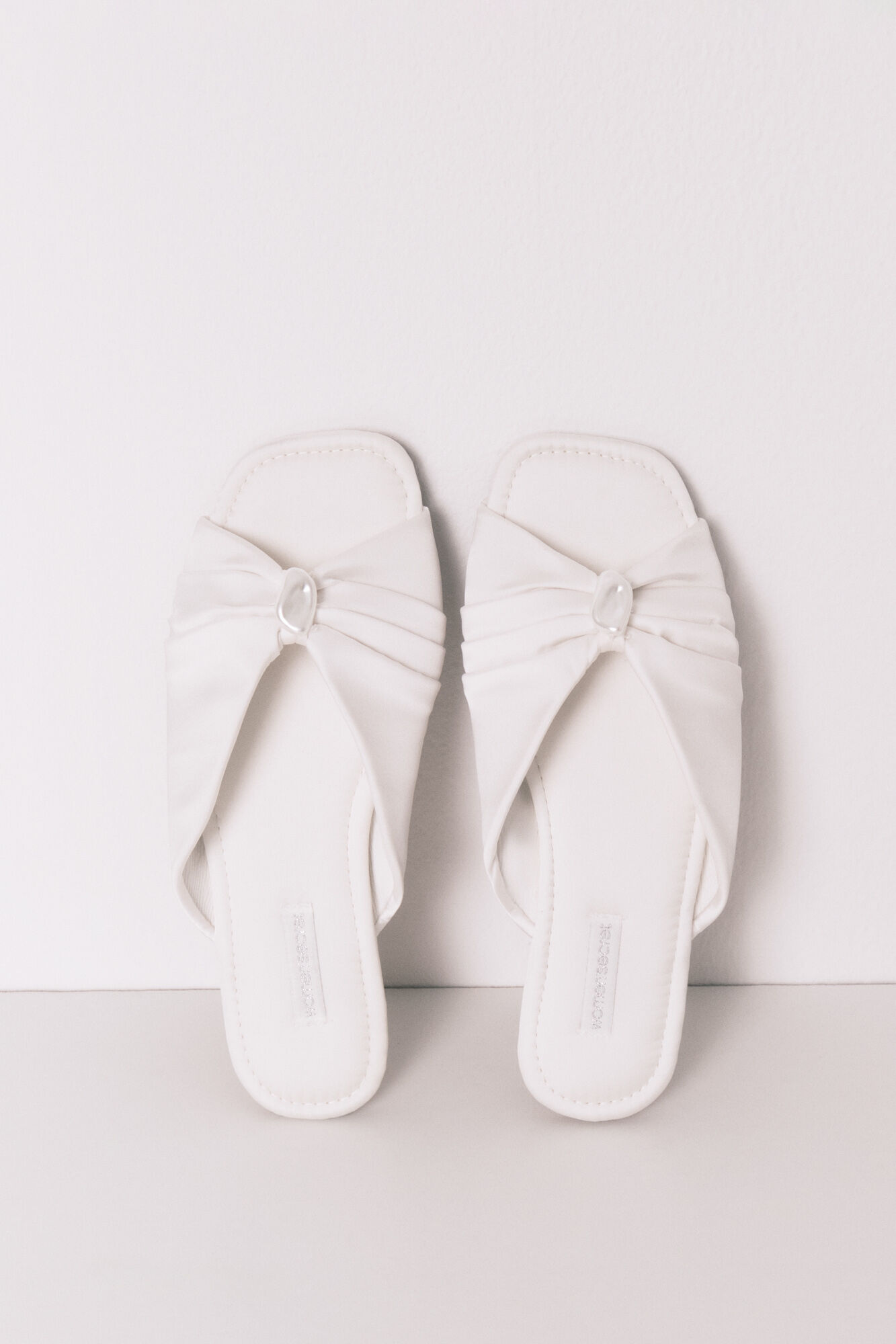 Women'secret Pantuflas sat&eacute;n blancas