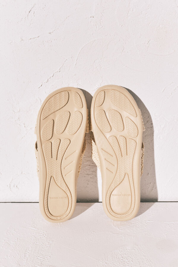 Women'secret Sandalia de tiras efecto rafia caf&eacute;