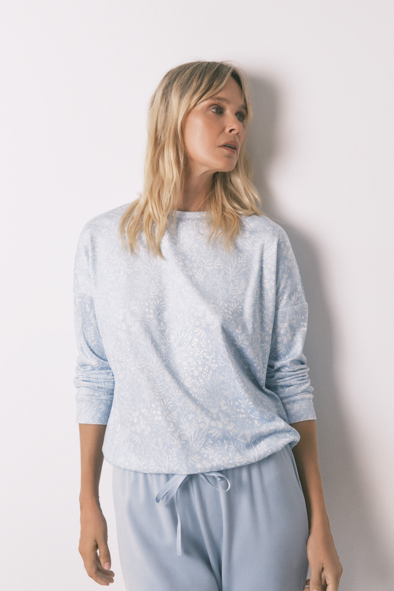 Women'secret Pijama pijama larga de terciopelo con flores de purpurina azul.