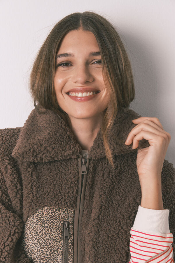 Women'secret Bata short tipo poncho de borrego de Snoopy marr&oacute;n caf&eacute;