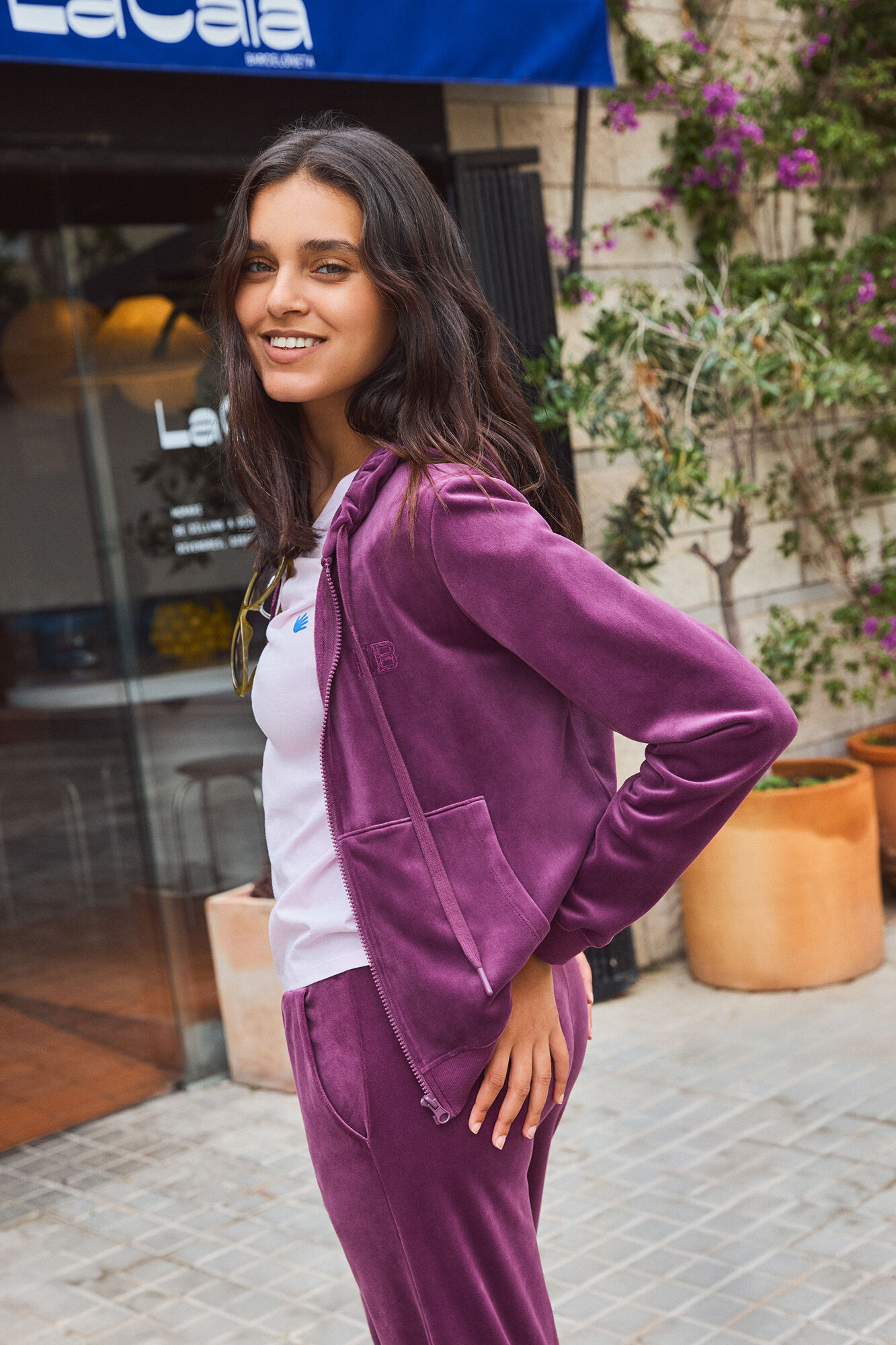 HI&BYE Chamarra de terciopelo color vino con cierre