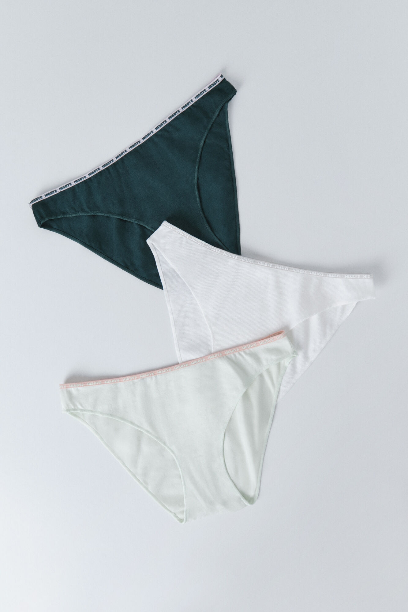 HI&BYE Pack de 3 panties cl&aacute;sica en color verde, blanco y verde claro.