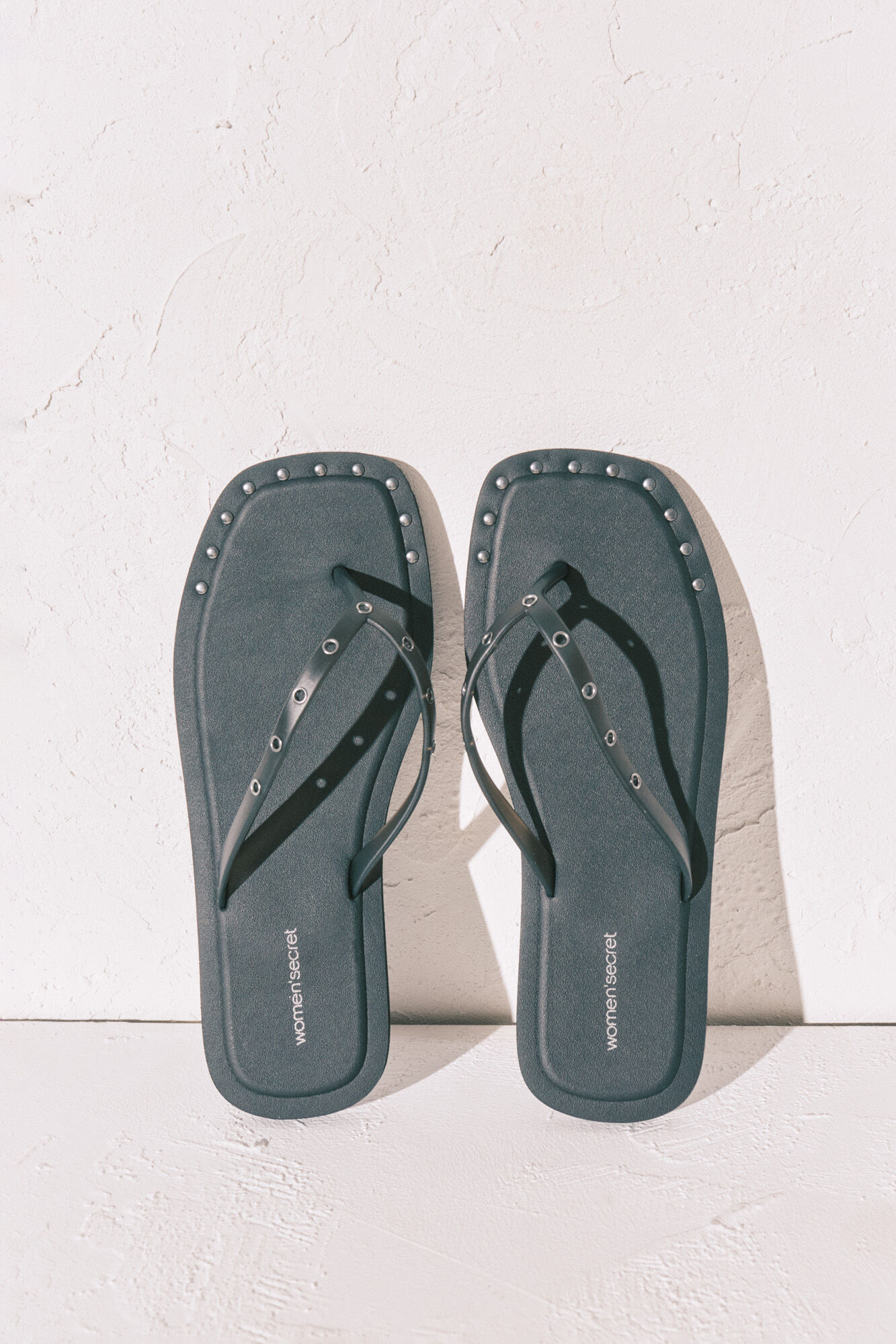 Women'secret Chanclas de punta cuadrada negras con tachuelas