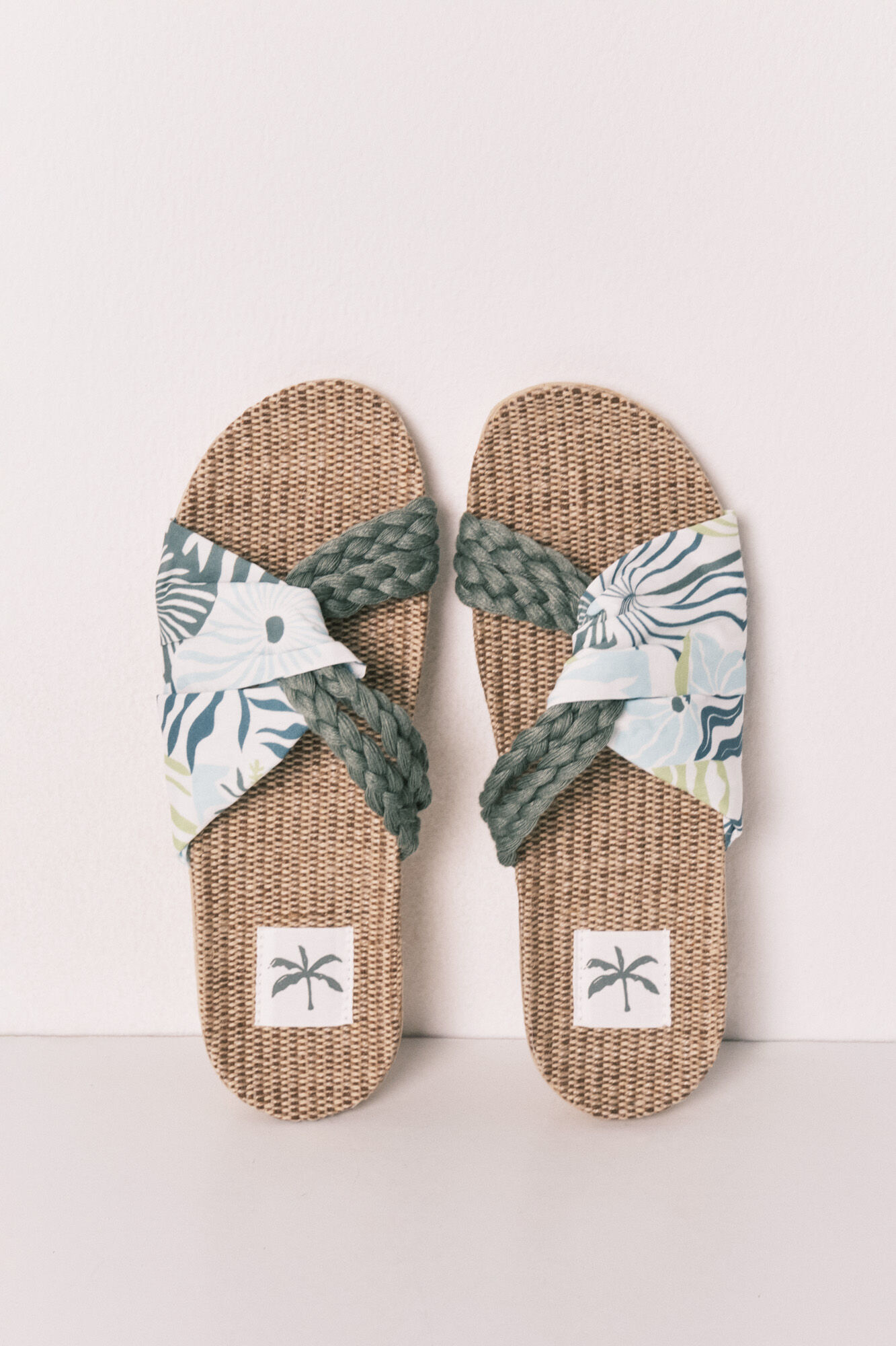 Women'secret Sandalias de tiras trenzadas y estampadas