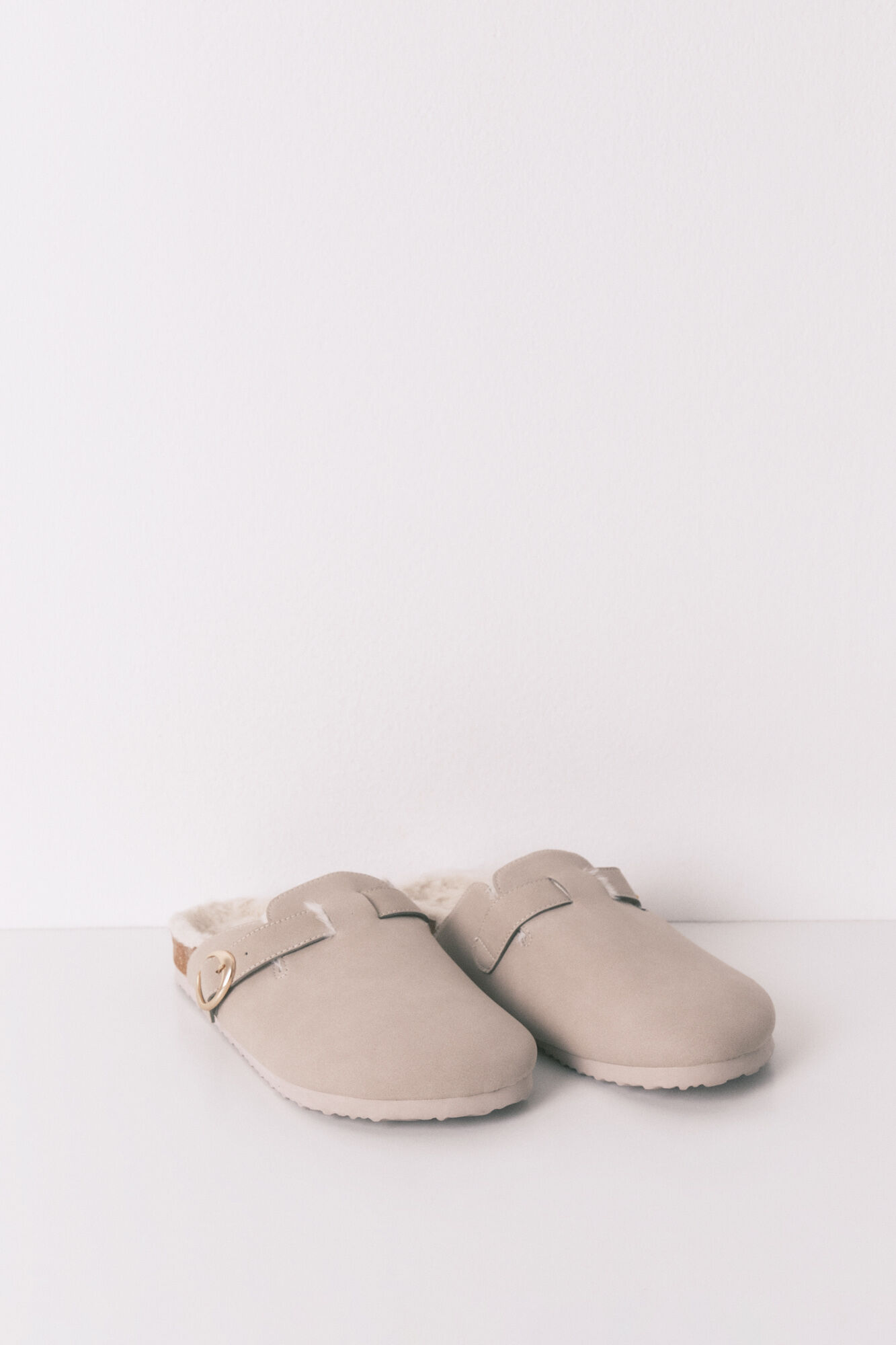 Women'secret Pantuflas para casa estilo zueco de piel gris