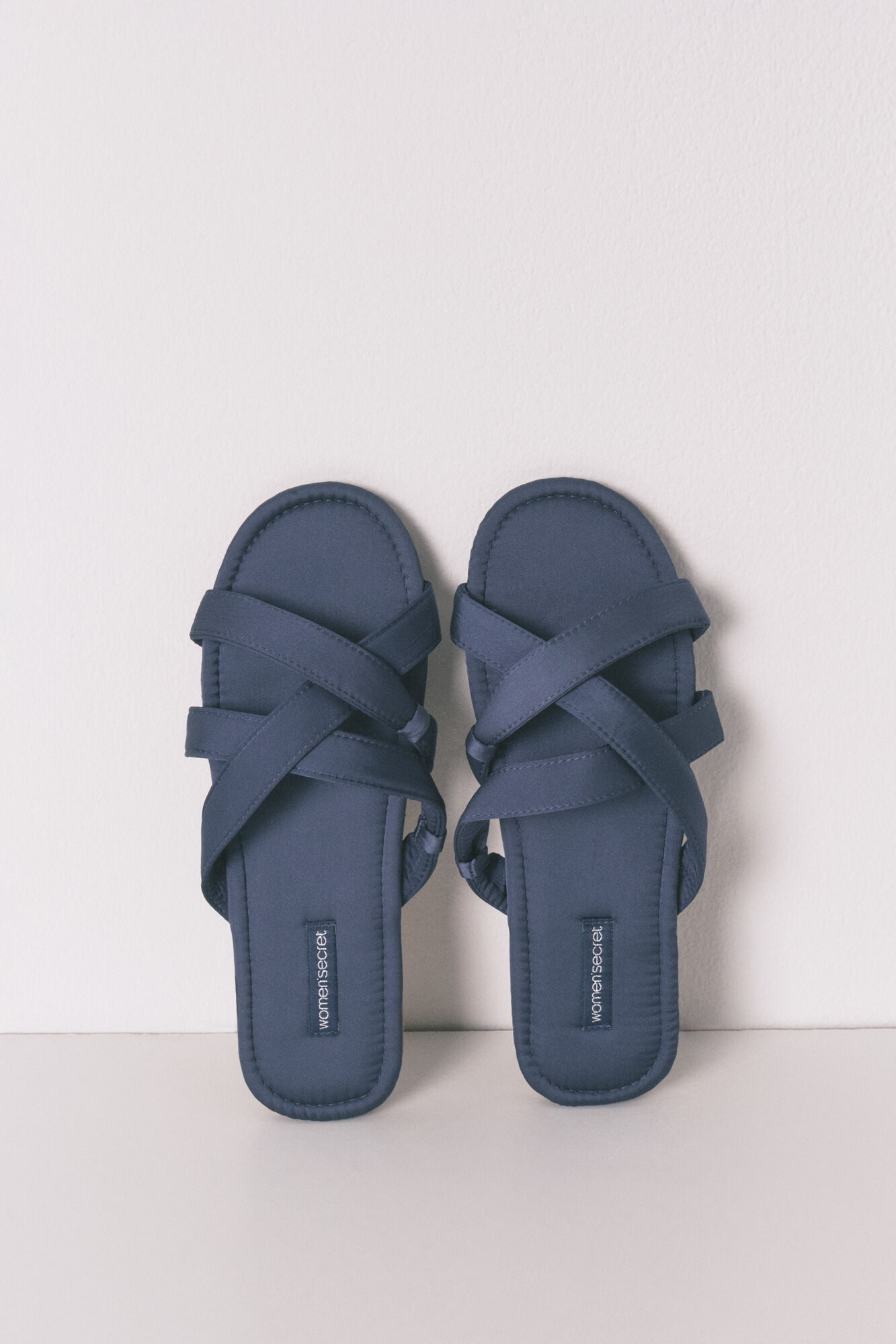 Women'secret Pantuflas de sat&eacute;n con tiras cruzadas