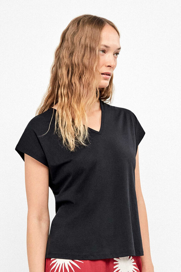 Gisela Playera sin mangas de sat&eacute;n negro