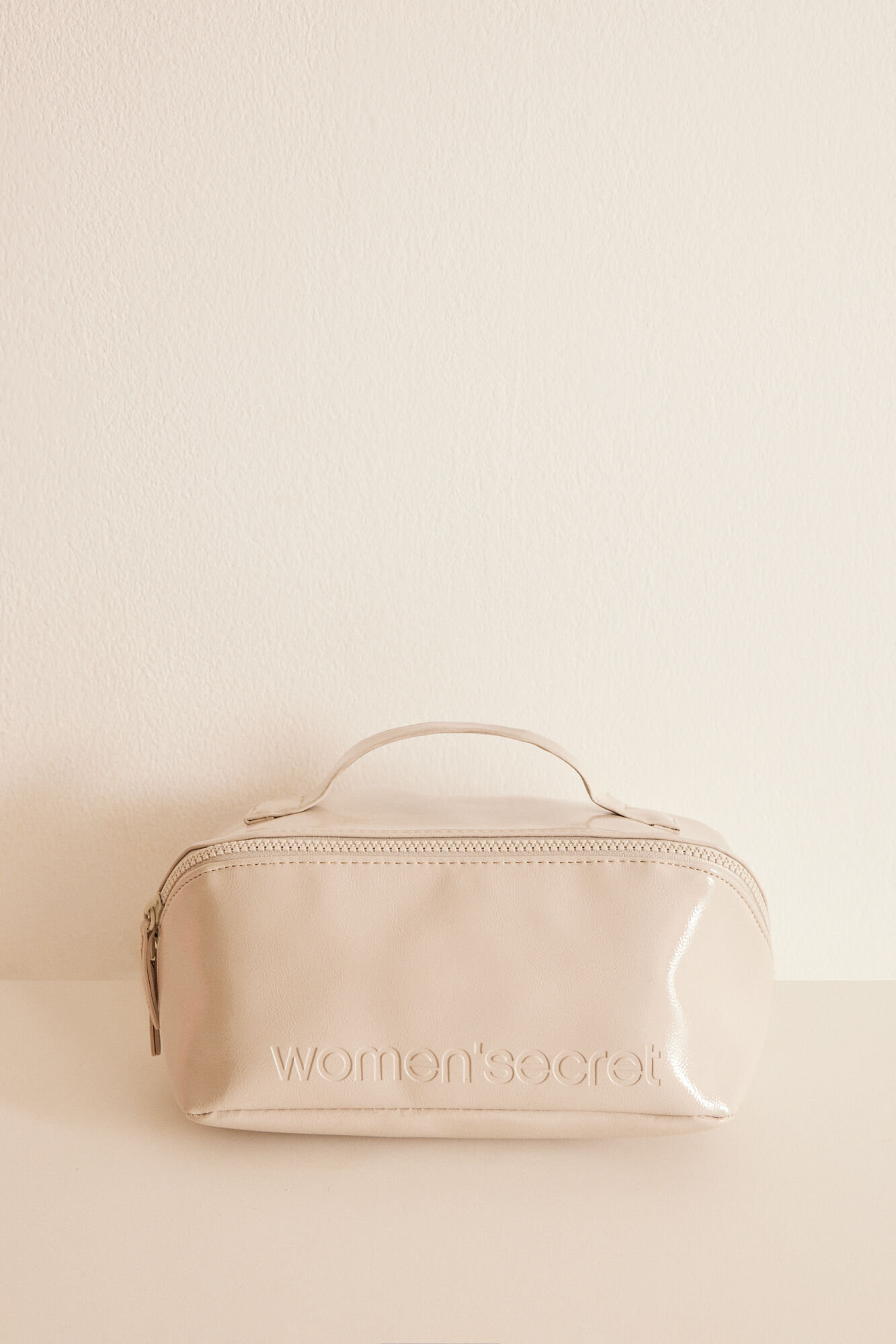 Neceser mediano charol gris Accesorios para mujer WomenSecret MX