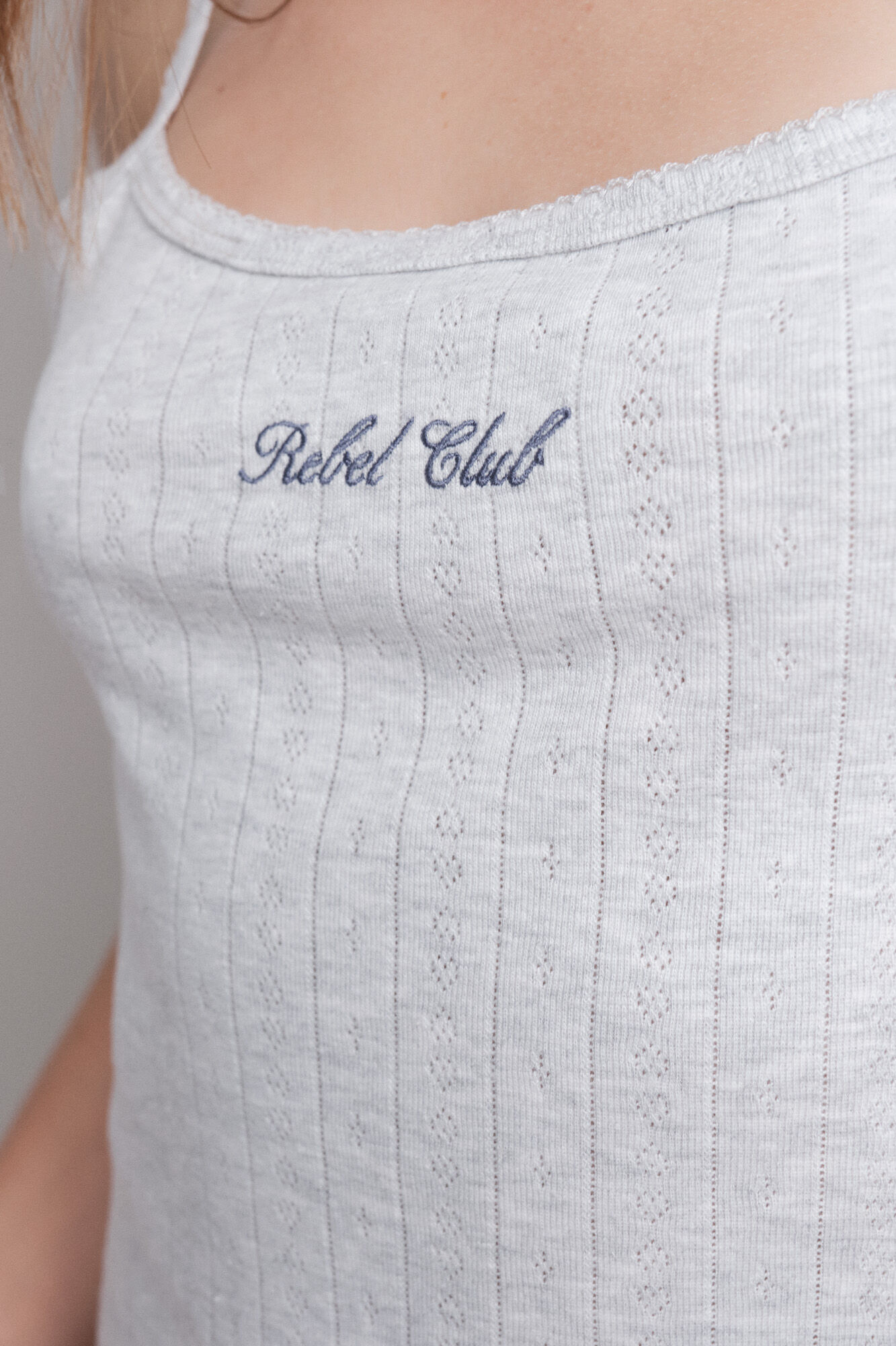 HI&BYE Top de tirantes de punto calado gris