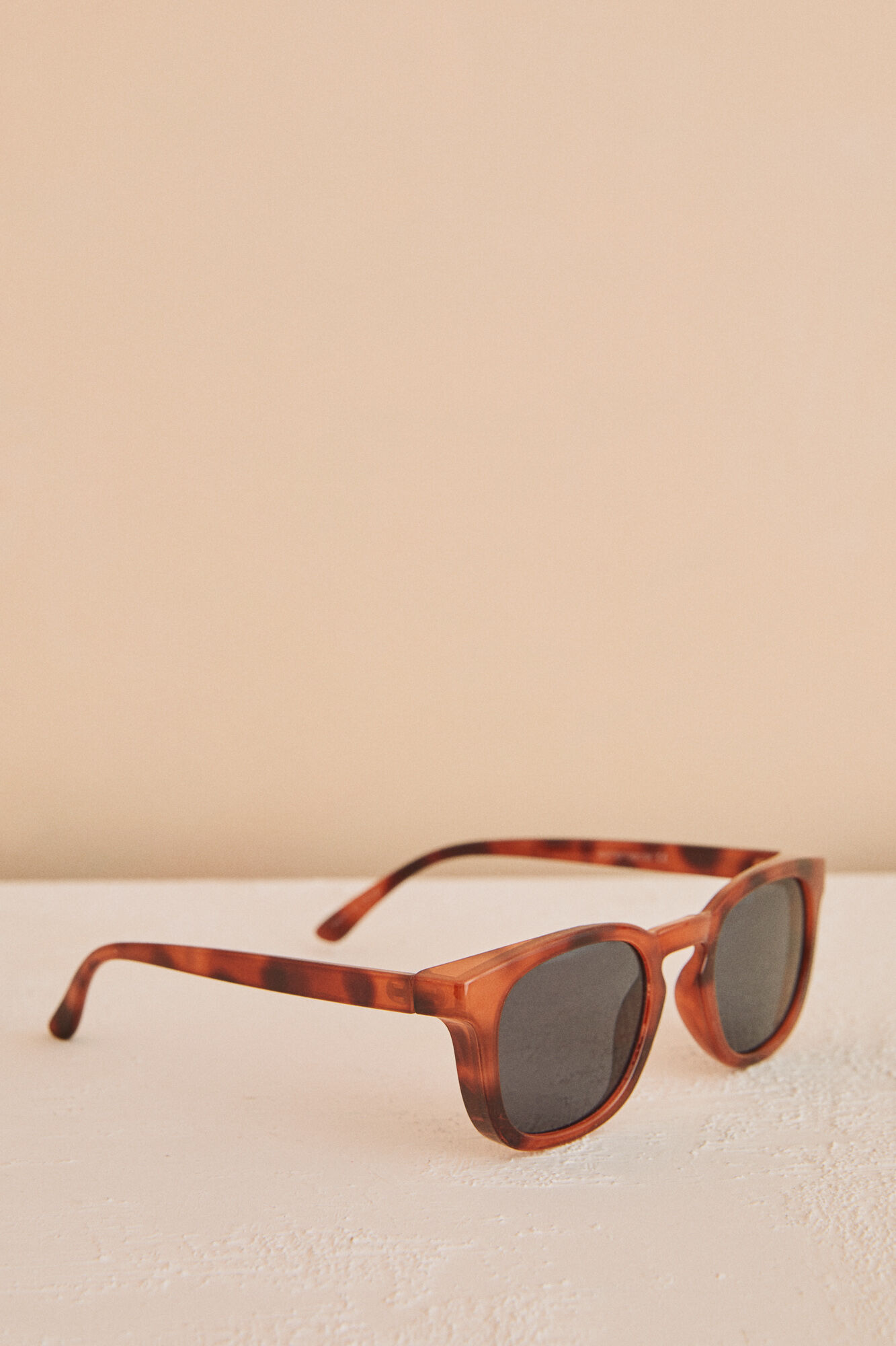Lentes de sol cat eye XL lila funda rafia Accesorios para mujer WomenSecret MX