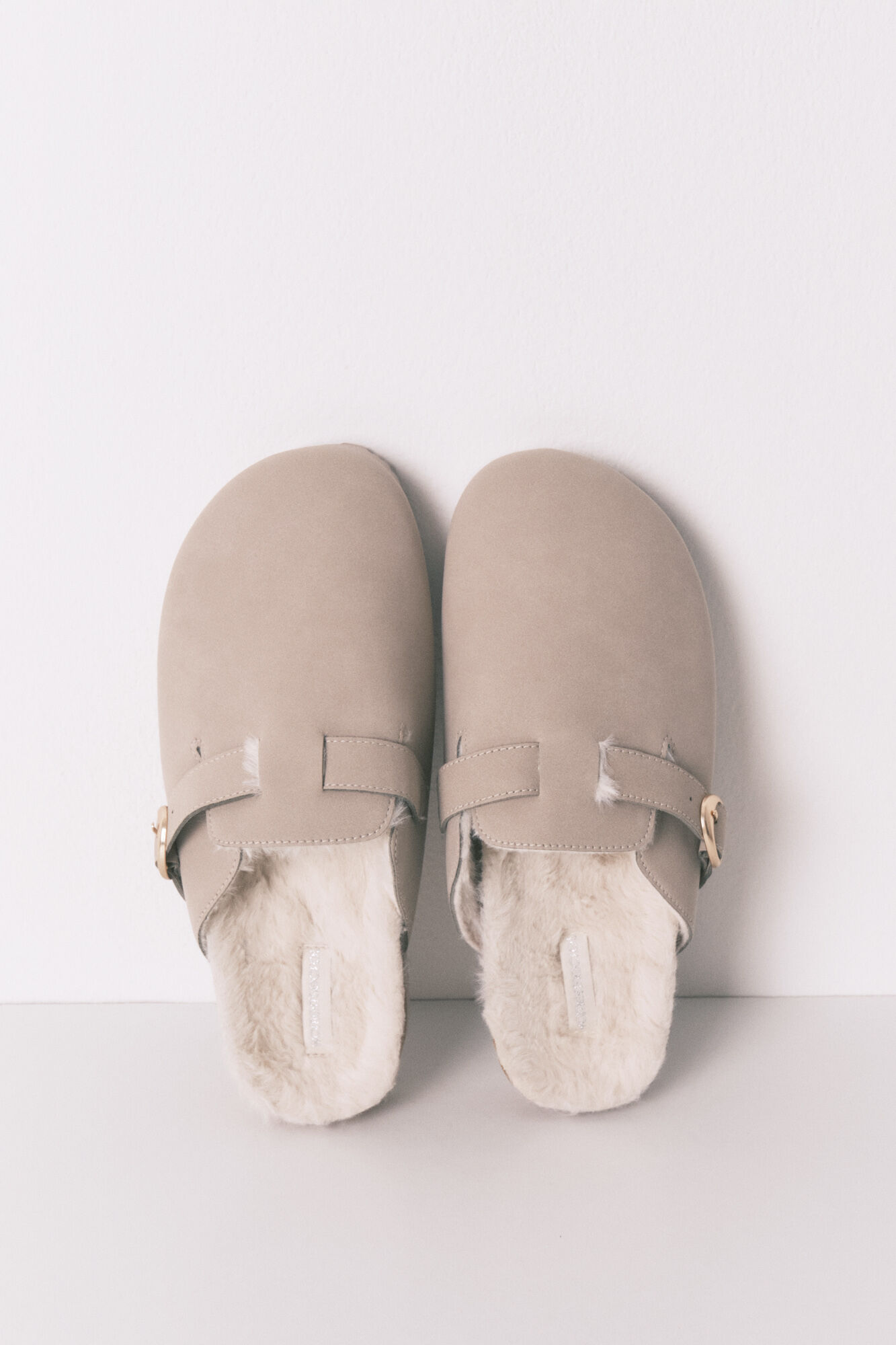 Women'secret Pantuflas para casa estilo zueco de piel gris