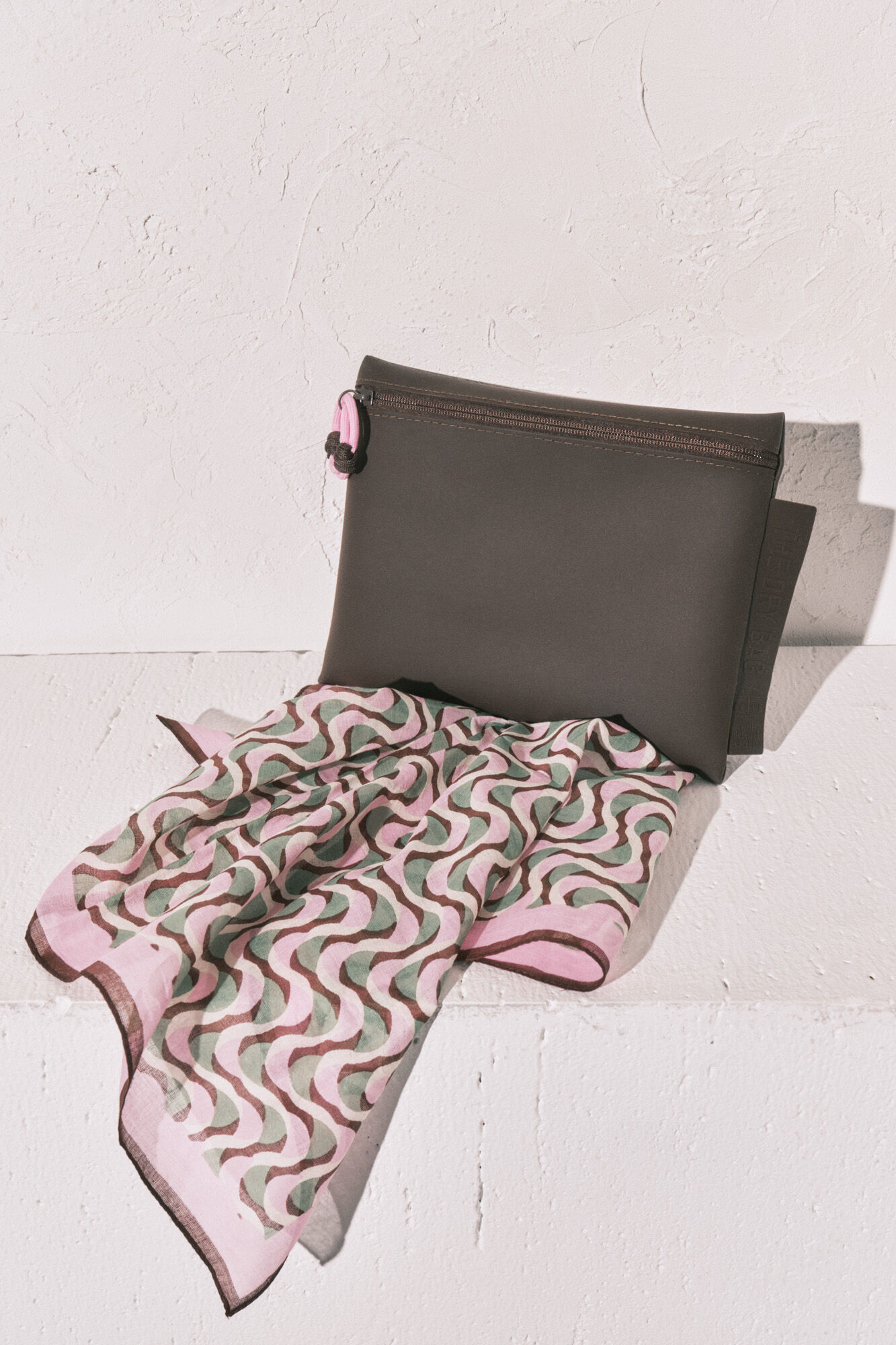 Women'secret Bolsa impermeable para traje de ba&ntilde;o o bikini marr&oacute;n