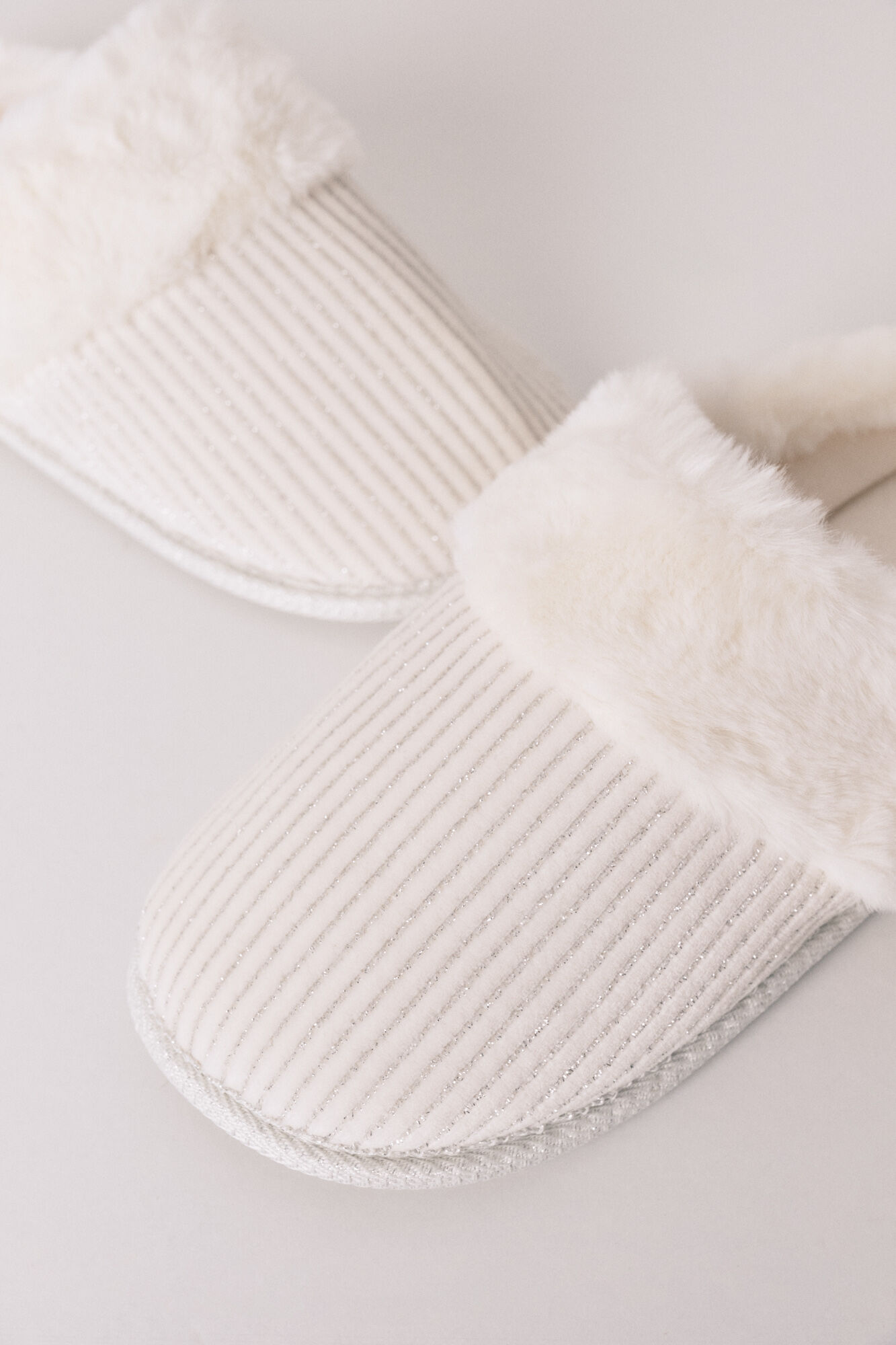 Women'secret Pantuflas para casa de canal&eacute; de pelo de lurex blanco
