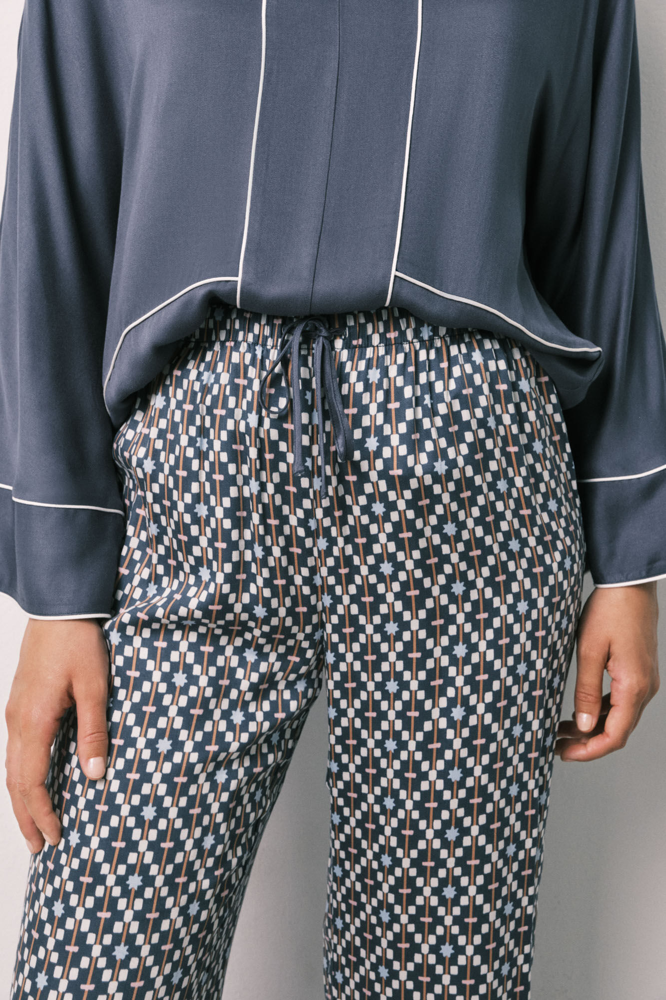Women'secret Pijama larga de sat&eacute;n estampado geom&eacute;trico