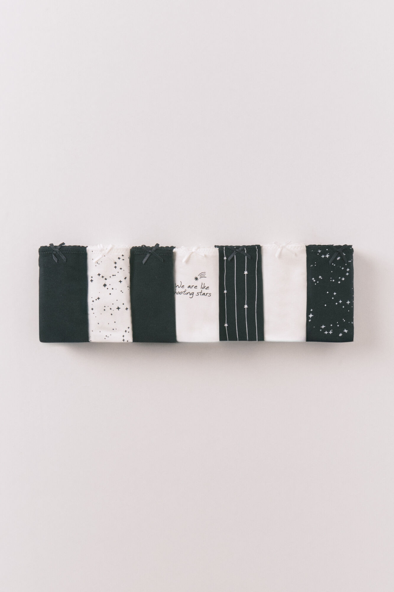 Women'secret Pack de 7 panties cl&aacute;sicas estampadas de algod&oacute;n blanco y negro