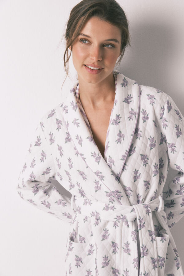 Womensecret Bata midi acolchado con flores lilas y blancas marfil