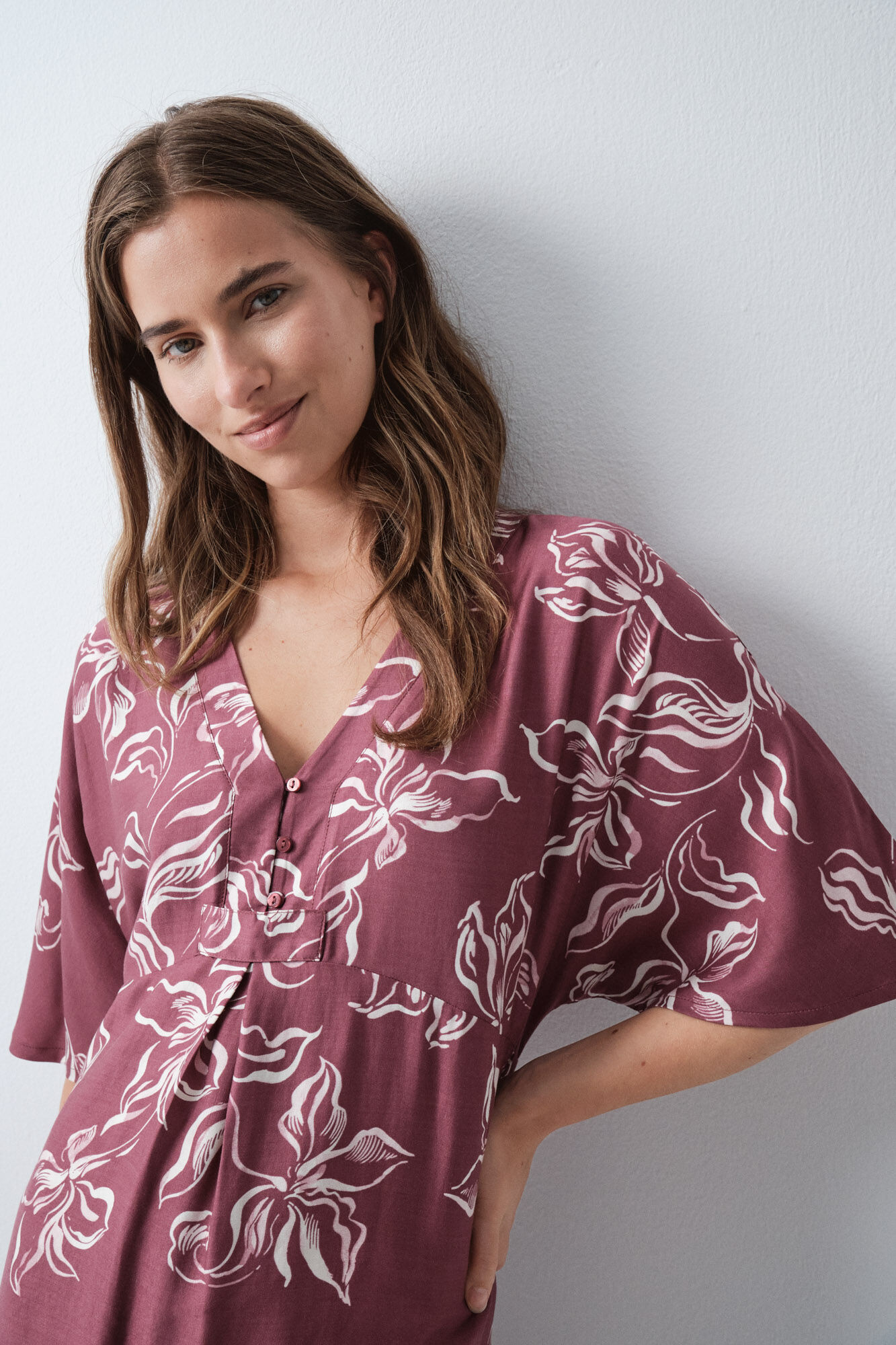 Women'secret Camis&oacute;n largo kaft&aacute;n granate con flores