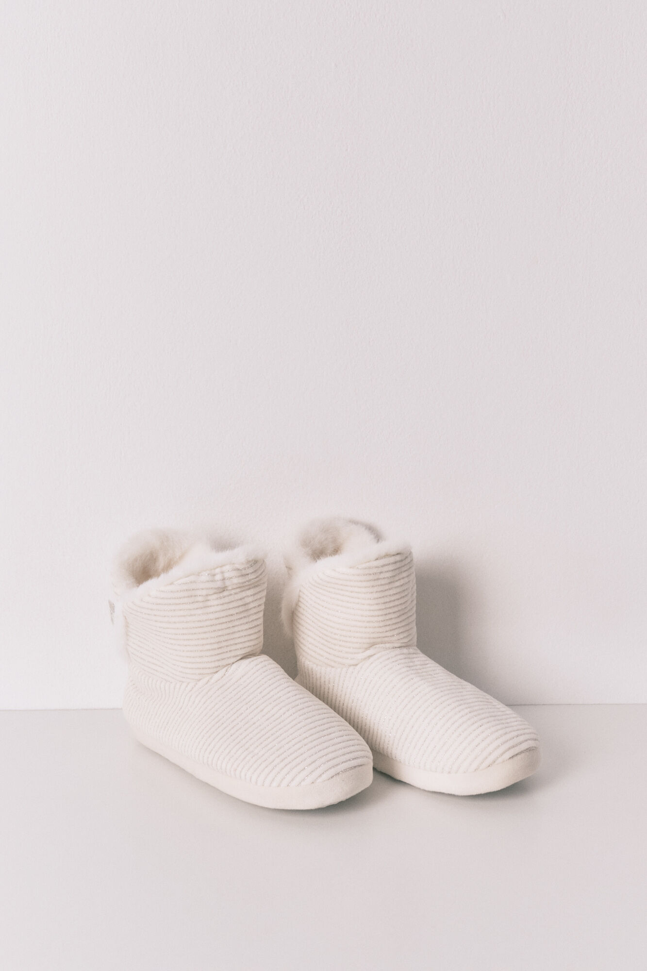 Women'secret Pantuflas para casa bota acanaladas de lurex blanco