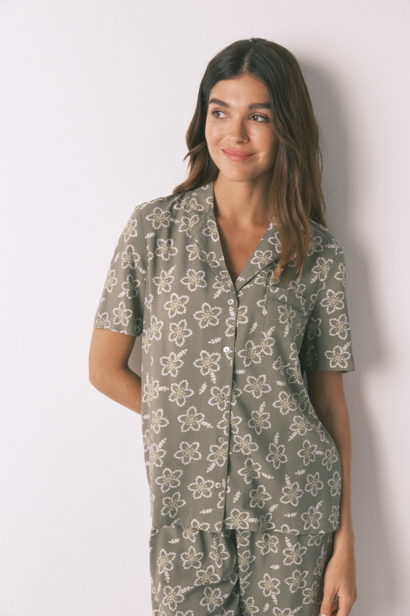 Women'secret Pijama capri de viscosa con flores color caqui 