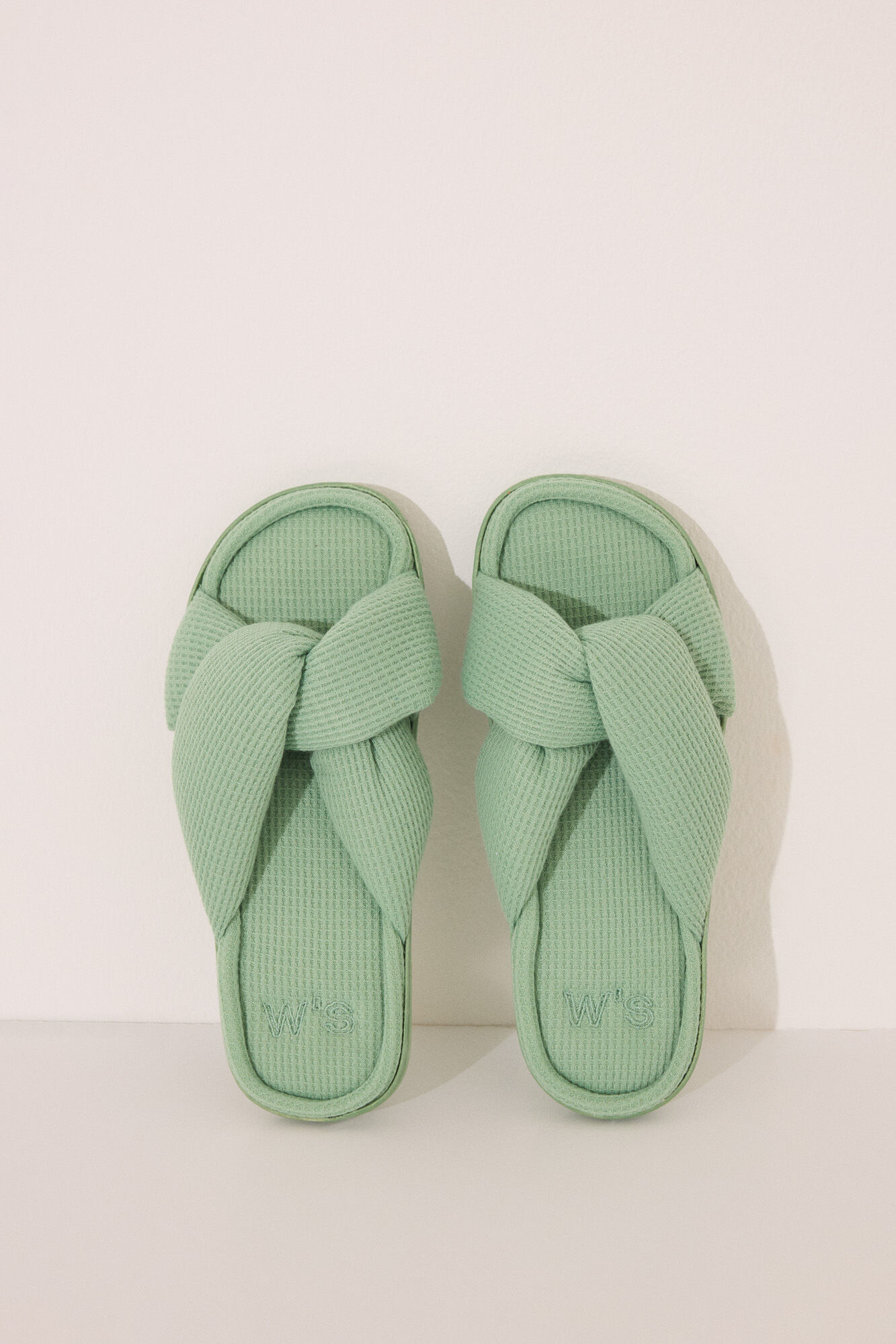 Women'secret Zapatillas abiertas con dise&ntilde;o de gofre verde