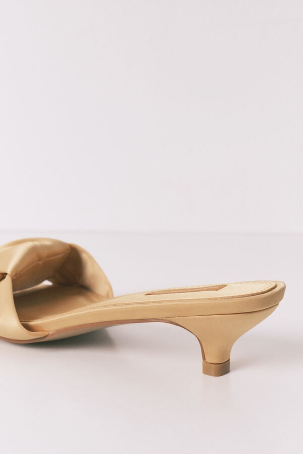 Women'secret Sandalias tacón kitten satén mostaza amarillo