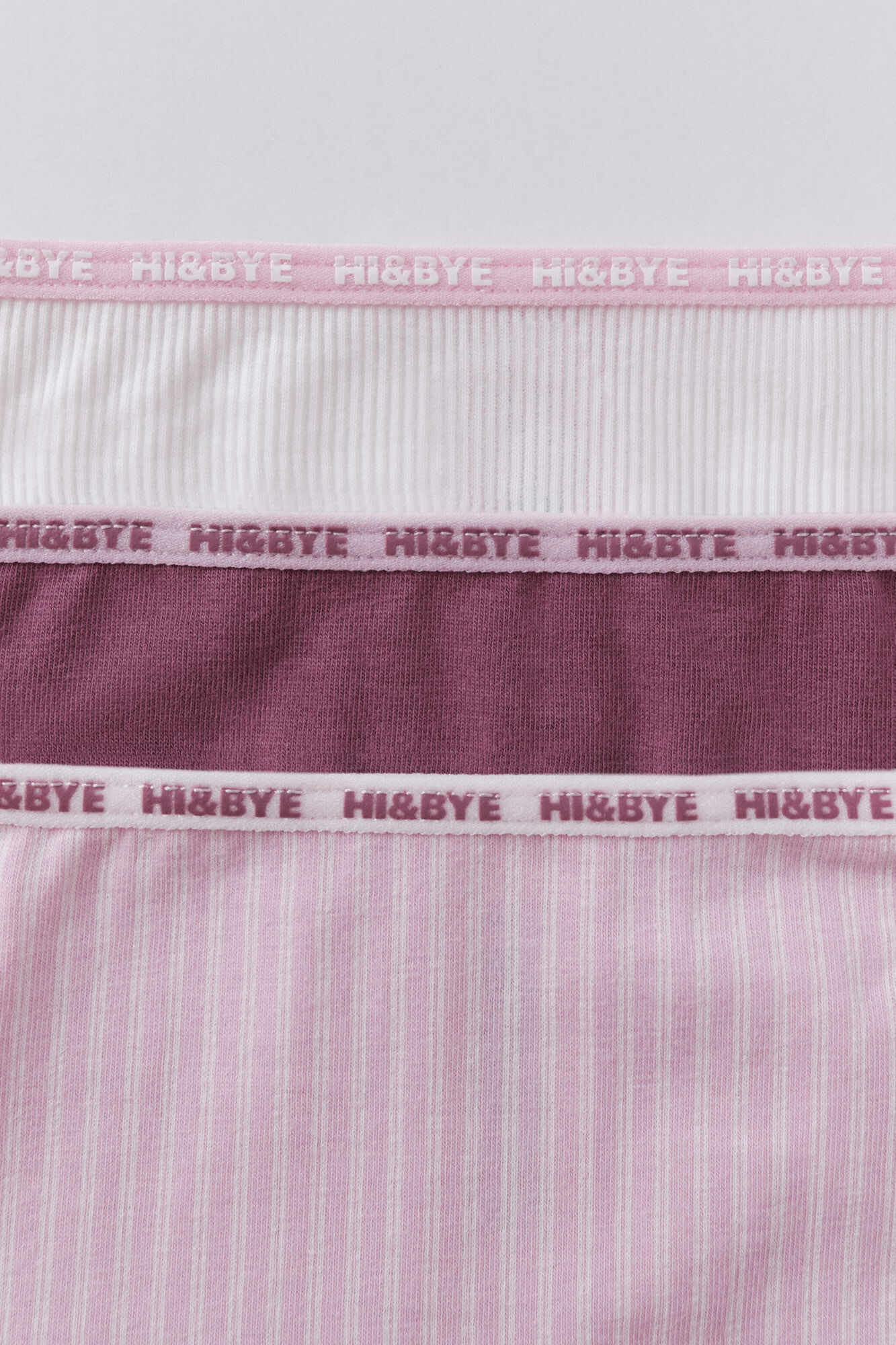 HI&BYE Pack de 3 panties cl&aacute;sica en color blanco, rosa y morado.