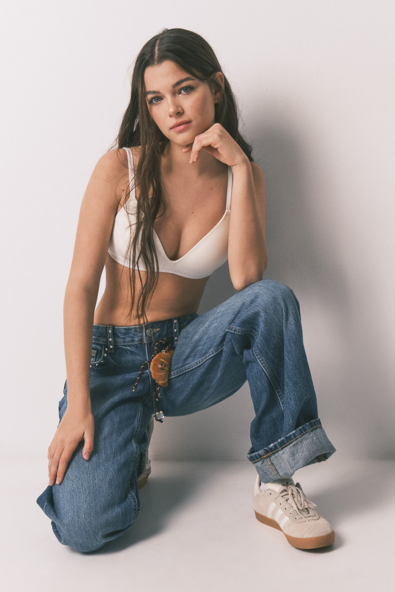 HI&BYE Brasier triangular con relleno blanco