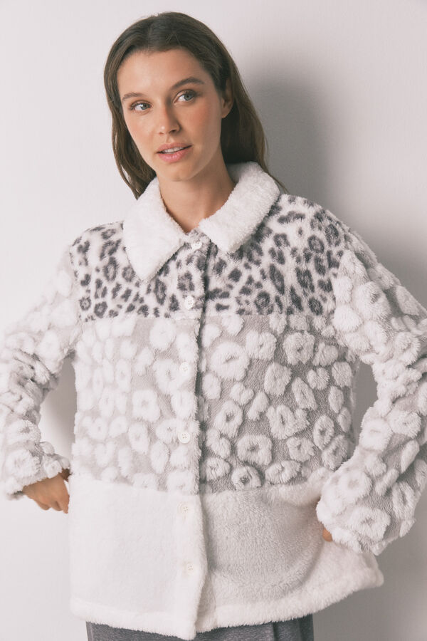 Women'secret Bata short de borrego con animal print tricolor marfil