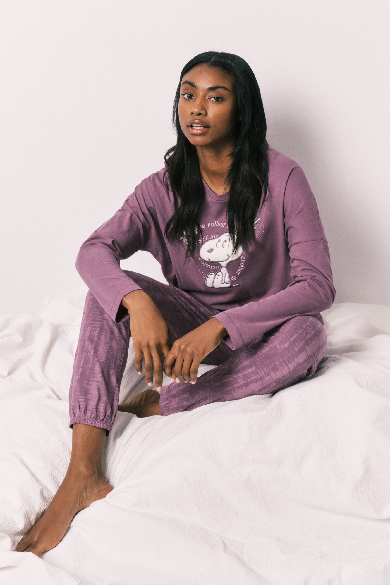 Women'secret Pijama larga de algod&oacute;n morada Snoopy