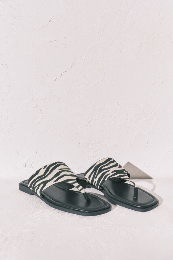 Women'secret Sandalias planas de dedo con estampado de cebra negro