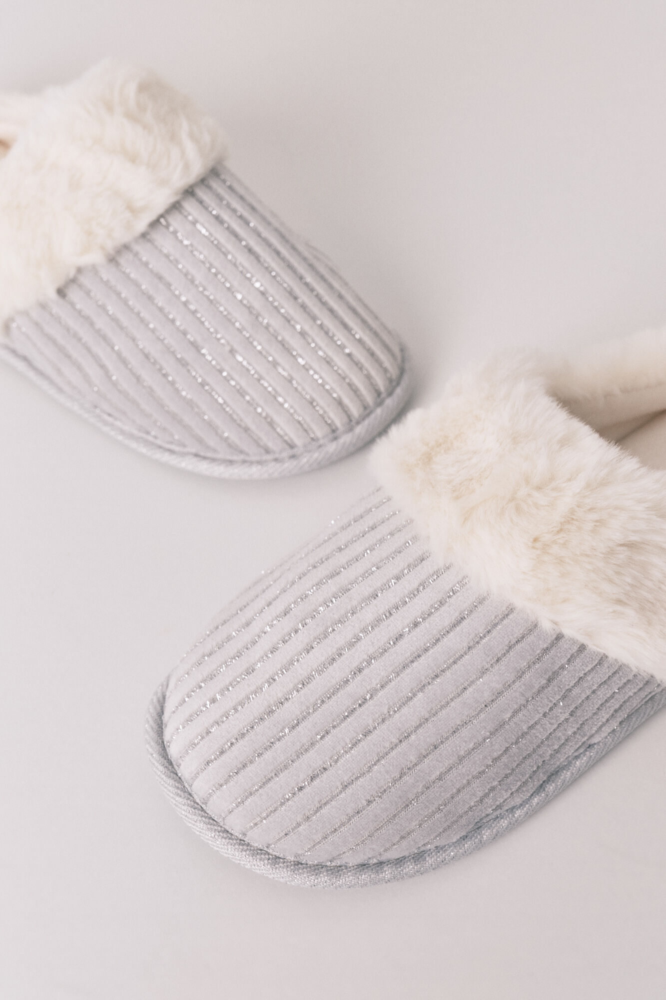 Women'secret Pantuflas para casa de pelo de l&uacute;rex gris