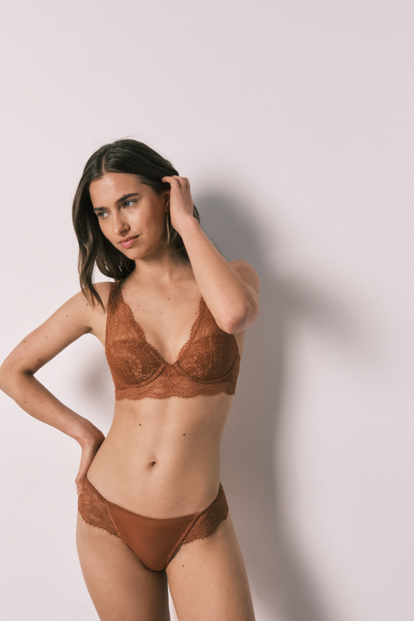 Women'secret Panty brasile&ntilde;o ancho de microfibra y encaje marr&oacute;n