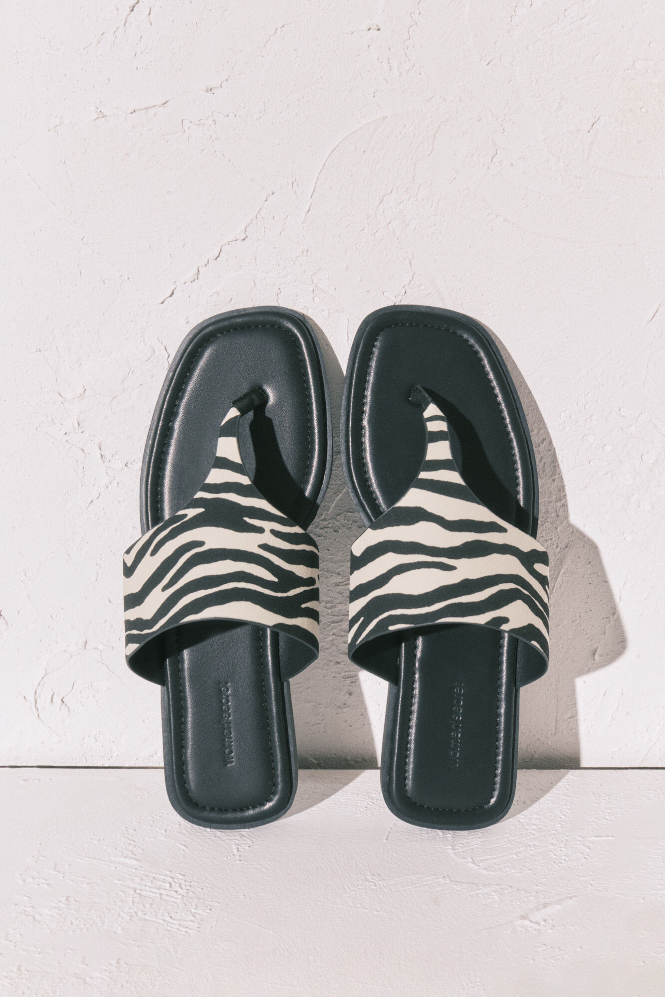 Women'secret Sandalias planas de dedo con estampado de cebra