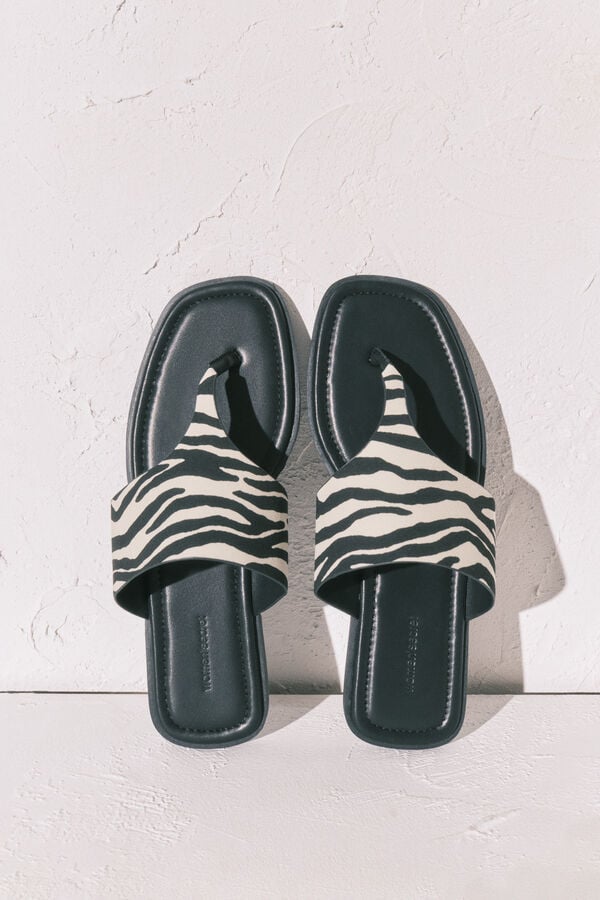 Women'secret Sandalias planas de dedo con estampado de cebra negro