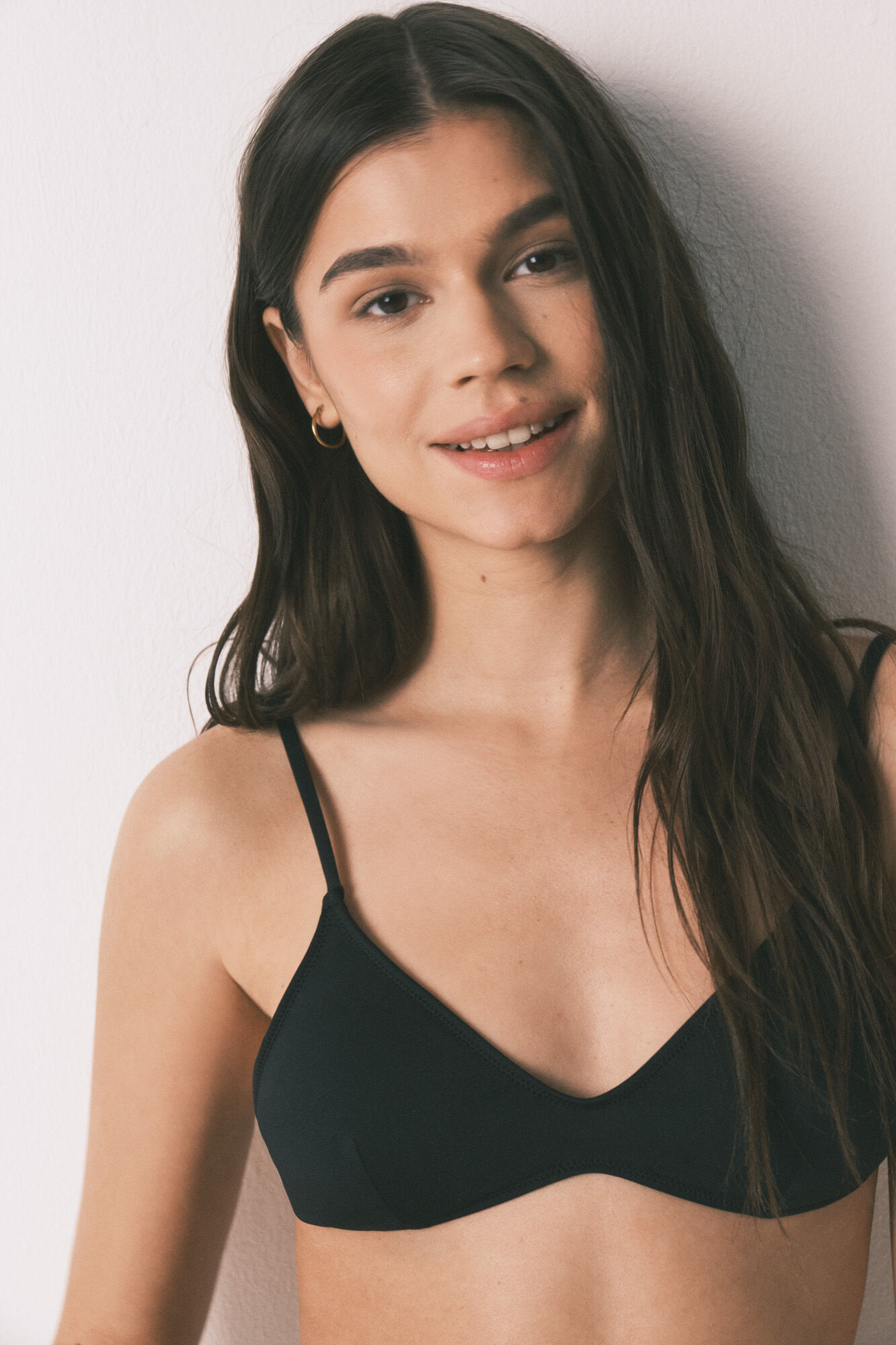 HI&BYE Top bikini escote en V liso negro