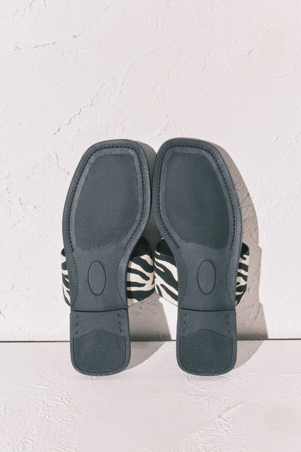 Women'secret Sandalias planas de dedo con estampado de cebra negro