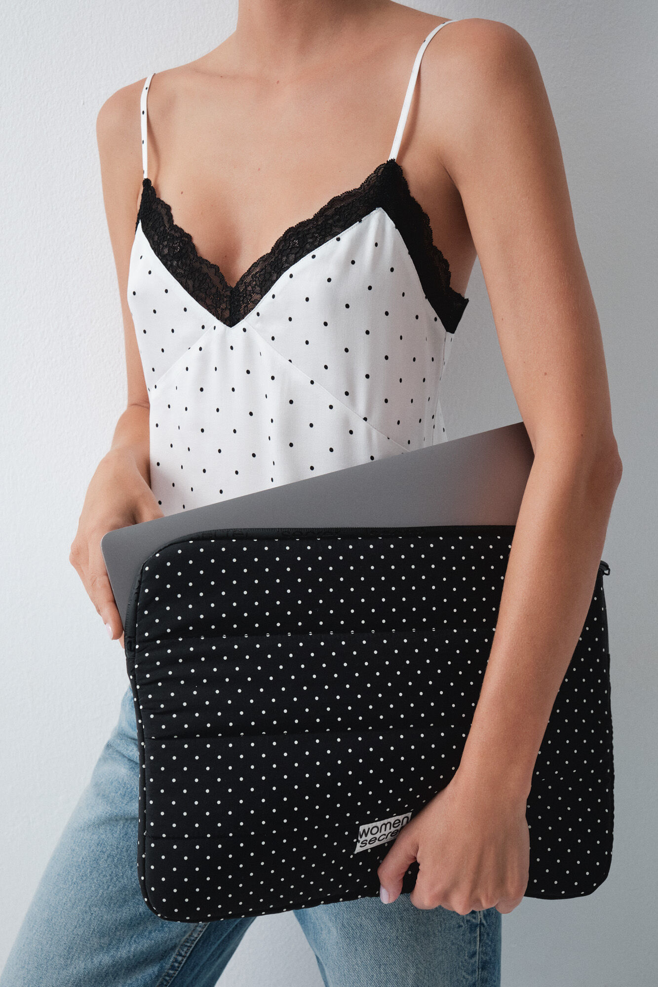 Women'secret Funda para laptop negra de puntos