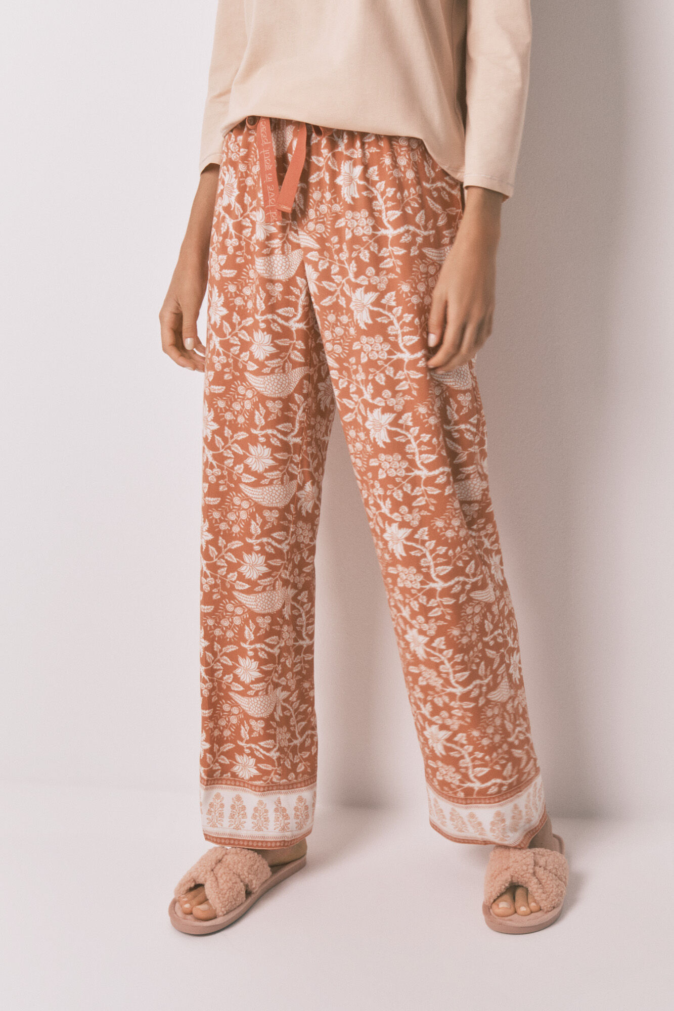 Women'secret Pantal&oacute;n largo de viscosa con estampado floral naranja