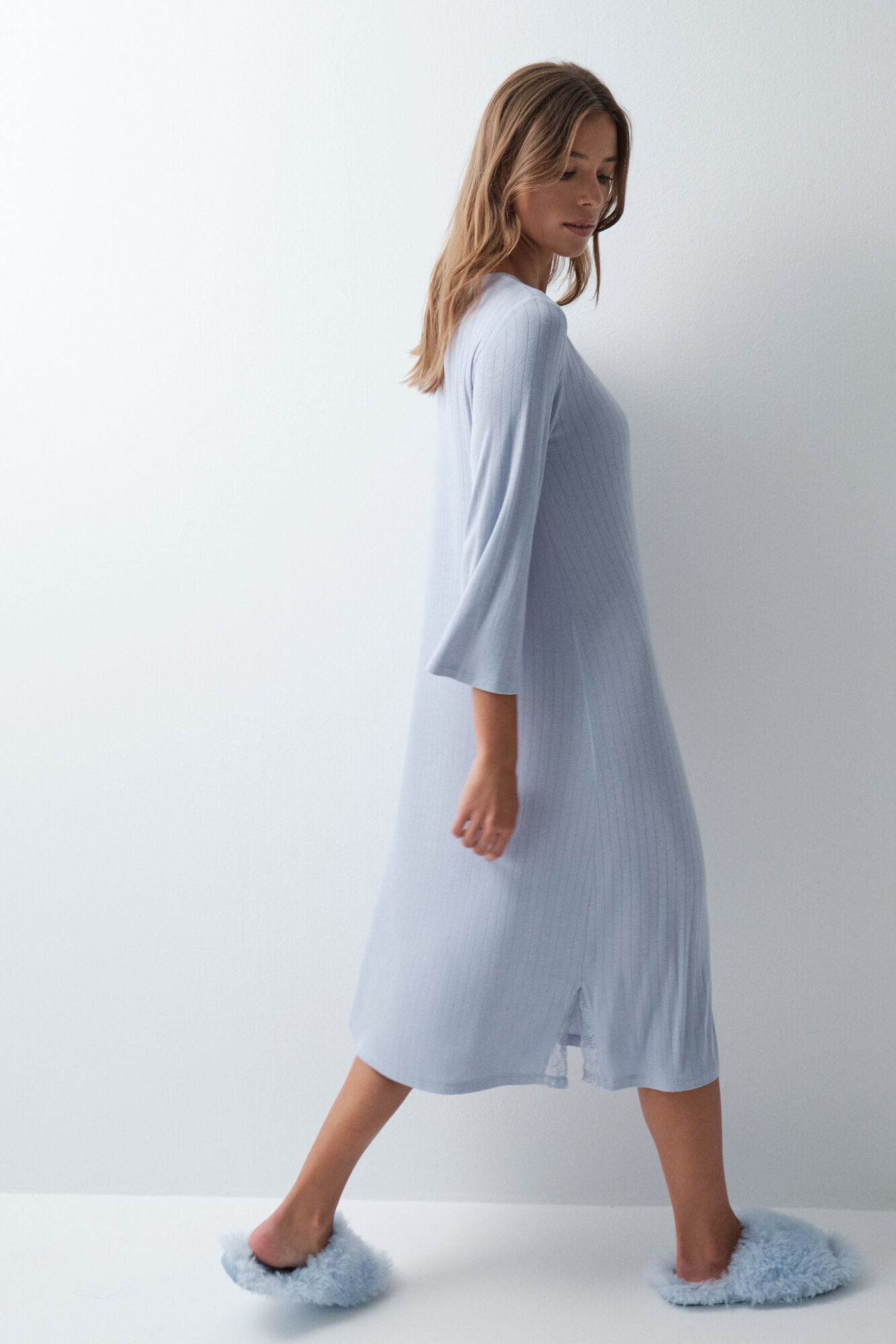 Women'secret Camis&oacute;n midi azul con detalles de encaje