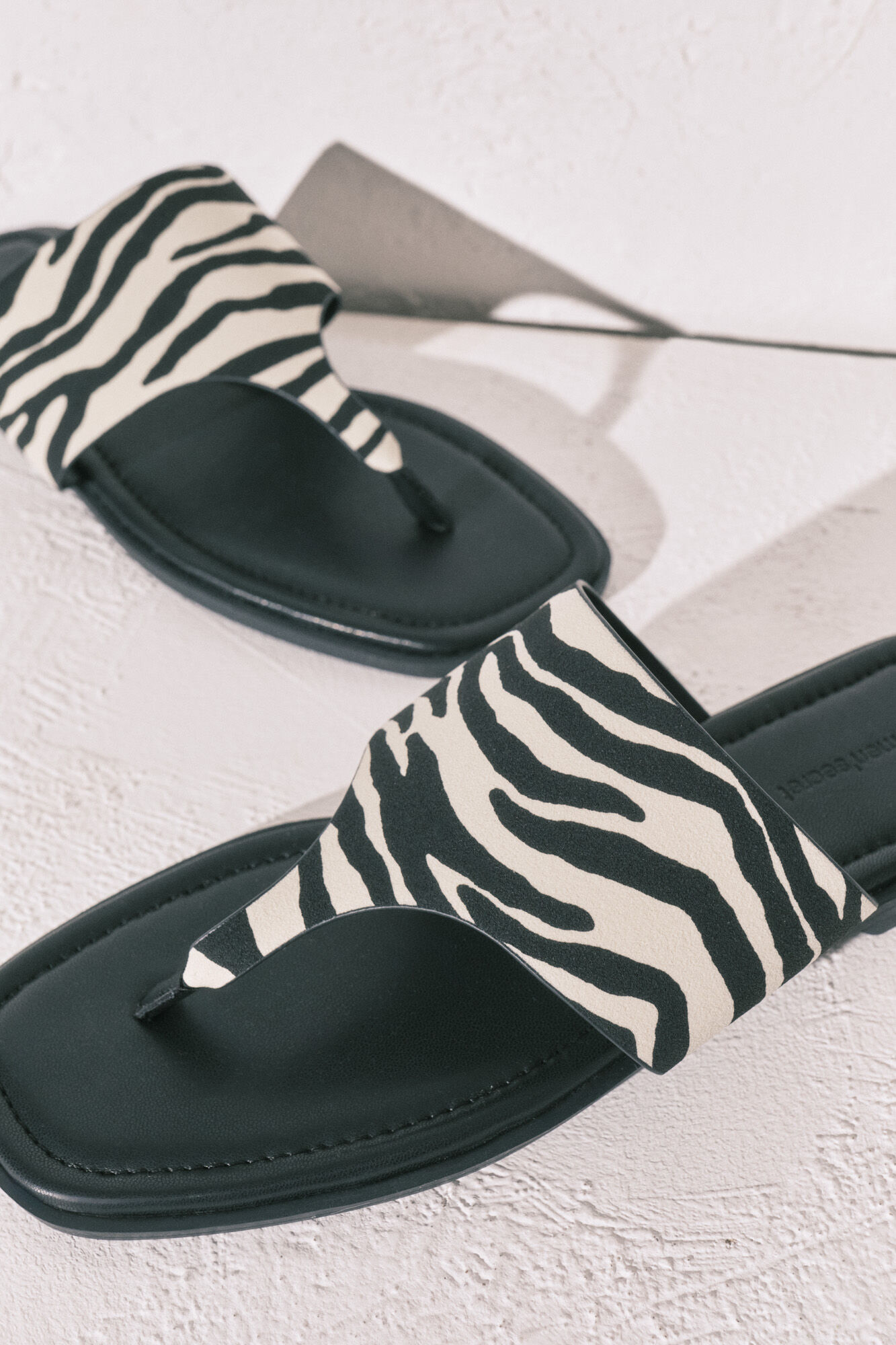 Women'secret Sandalias planas de dedo con estampado de cebra