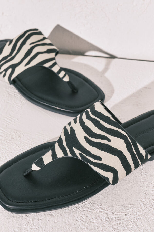 Women'secret Sandalias planas de dedo con estampado de cebra negro