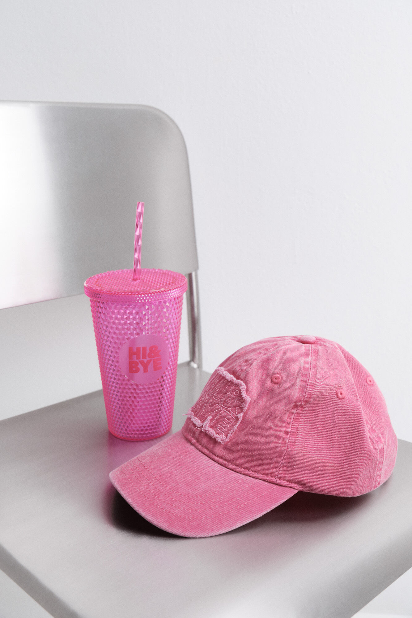 HI&BYE Vaso de pl&aacute;stico con pajita integrada y botella de vino.