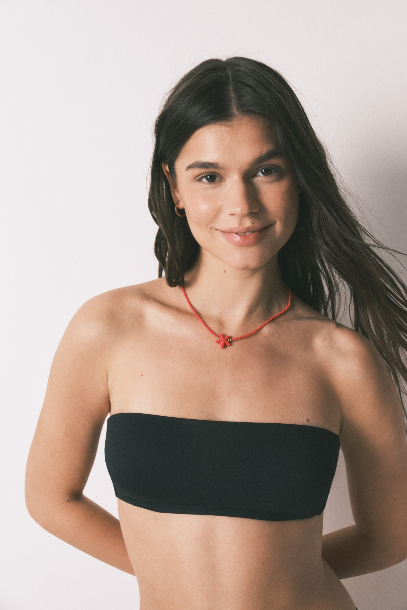 HI&BYE Top bikini bandeau liso negro