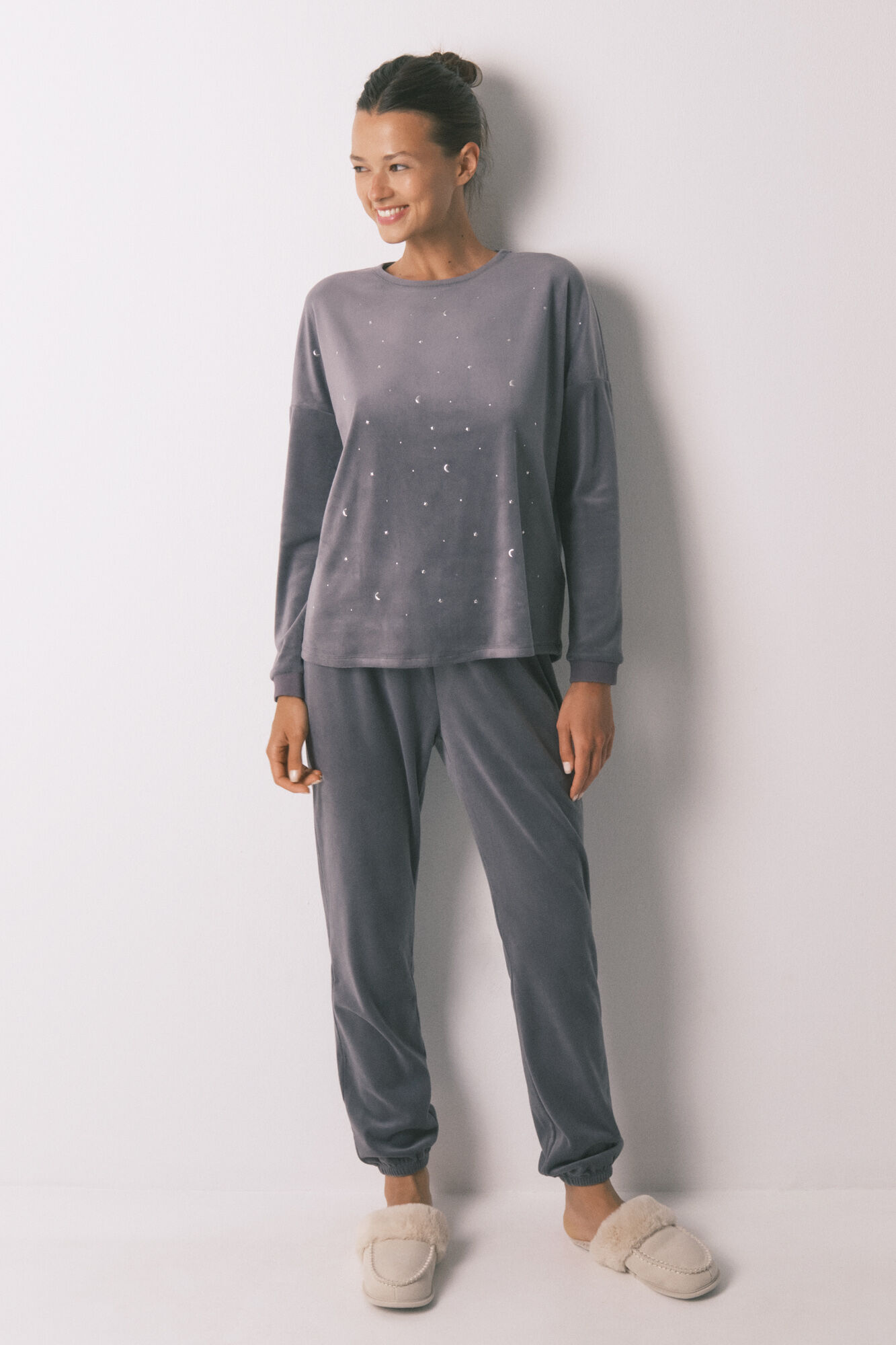 Women'secret Pijama larga de terciopelo gris suave y brillante.