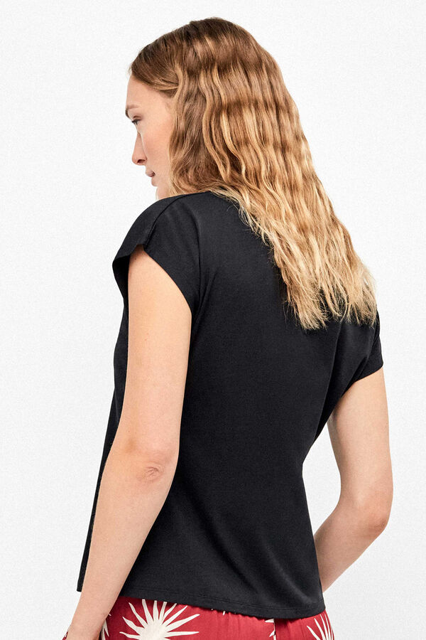 Gisela Playera sin mangas de sat&eacute;n negro